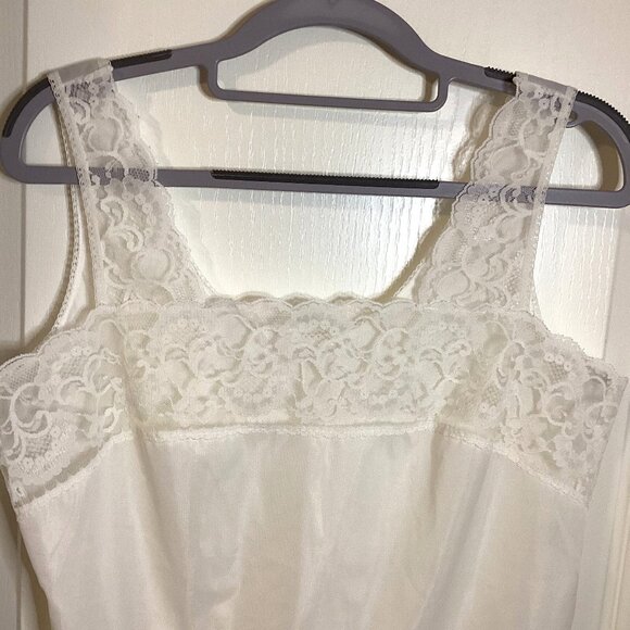 Vanity Fair Women's White Lace Trim Camisole Tank Top Size 38 Lingerie Chemises - Picture 2 of 7